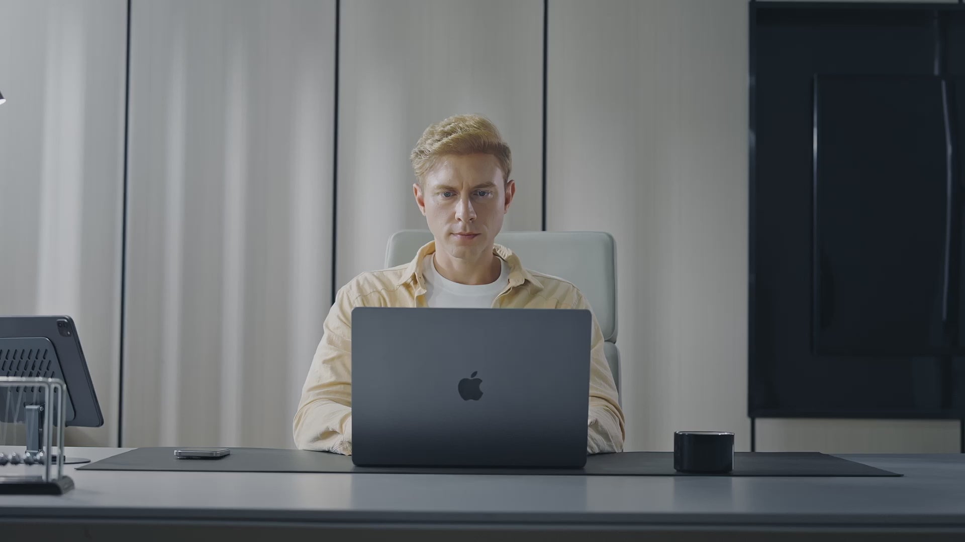 AOHI Future Starship 27600mAh Power Bank – 240W PD 3.1 Fast Charging Portable Charger for Laptops, iPhones, iPads & MacBooks